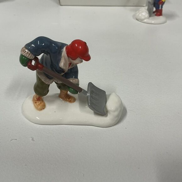 Dept 56 Snow Village “A HEAVY SNOWFALL” Set of 2 Figures Retired #5434-8 - Picture 5 of 12